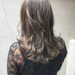 白髪ぼかしハイライト×セミロングの実例集12選！人気カラーで大人っぽい上品な髪色に