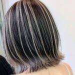 グレージュハイライトで大人の抜け感ヘアに！最旬カラーを今すぐチェック