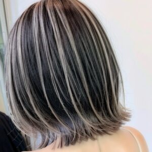 グレージュハイライトで大人の抜け感ヘアに!最旬カラーを今すぐチェック
