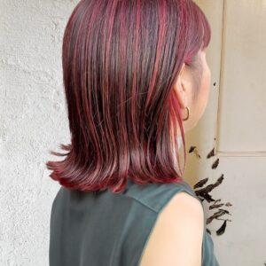 【長さ・色味別】赤いハイライトのデザイン集12選!ブリーチの有無や色落ちも解説