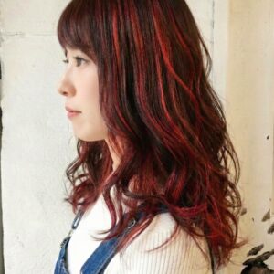 赤メッシュのヘアカタログ13選！似合う人・入れ方・色持ちまで徹底解説