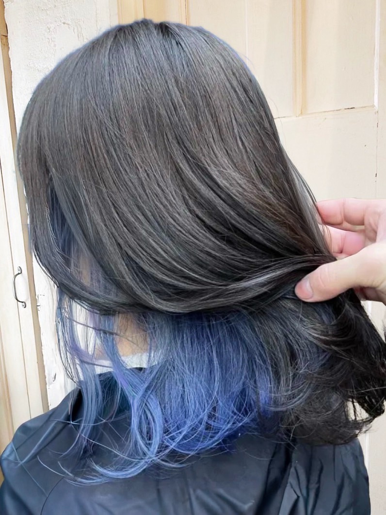 【髪の長さ別】ブルー×インナーカラーのヘアカタログ7選！色落ち後や長持ちのコツ