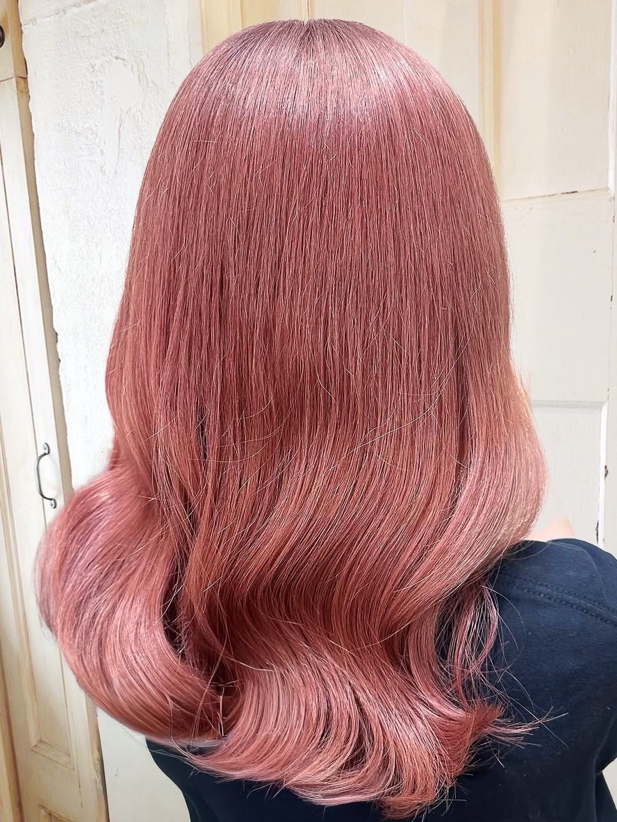 ブリーチ1回でできるピンクベージュの髪色見本10選!ブリーチなしとの違いも解説