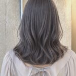 ホワイトシルバーの髪色ヘアカタログ5選！ブリーチ回数・色落ち・似合う人は？