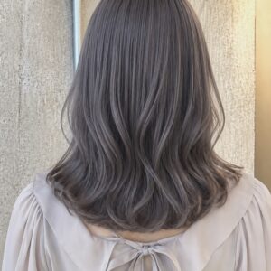 ホワイトシルバーの髪色ヘアカタログ5選！ブリーチ回数・色落ち・似合う人は？