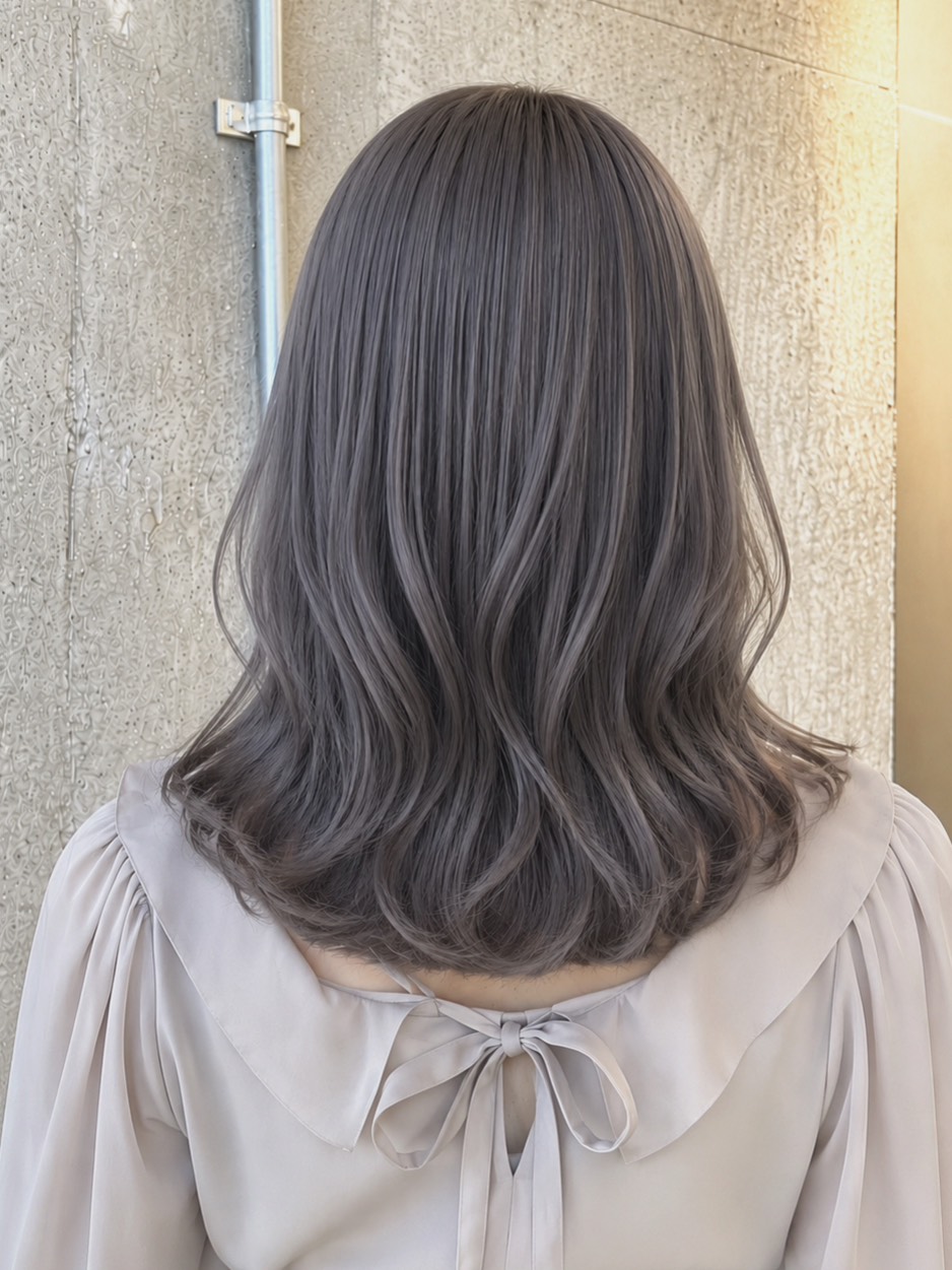 ホワイトシルバーの髪色ヘアカタログ5選！ブリーチ回数・色落ち・似合う人は？